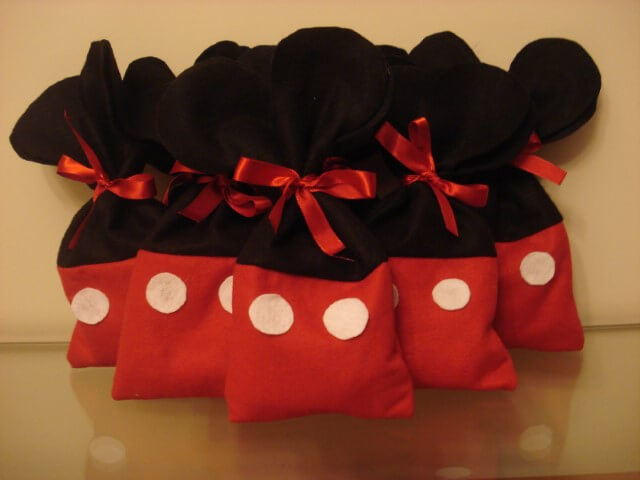 Lembrancinhas do Mickey em sacolinhas Foto de Atelier Le Chat