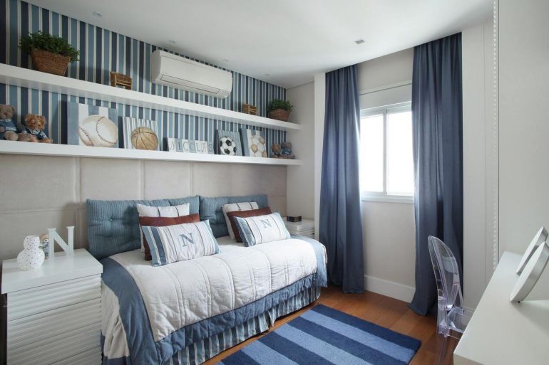Lindo quarto de menino com tapete e papel de parede listrado e prateleiras para quarto