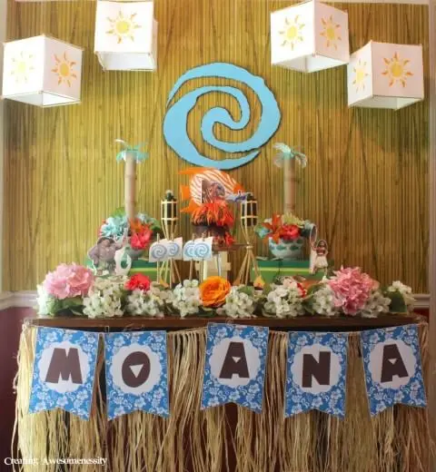 Mesa de festa Moana com decoração de palha Foto de Pinterest