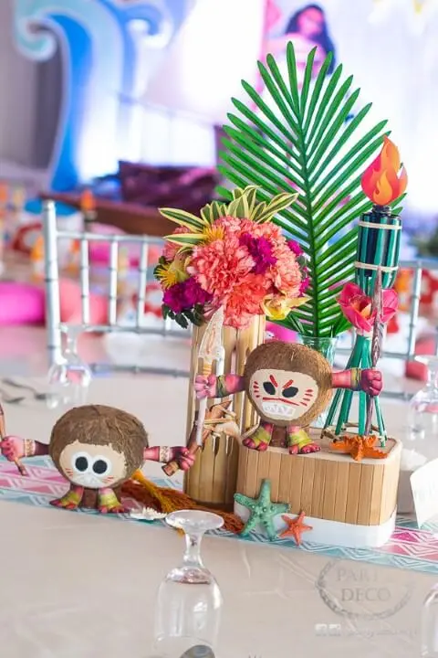 Kakamoras em decoração de mesa Foto de Light Picx