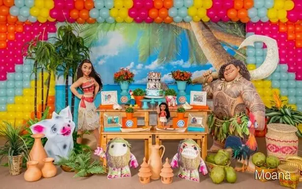 Mesa de festa Moana com vários personagens do filme Foto de Xixo Festas