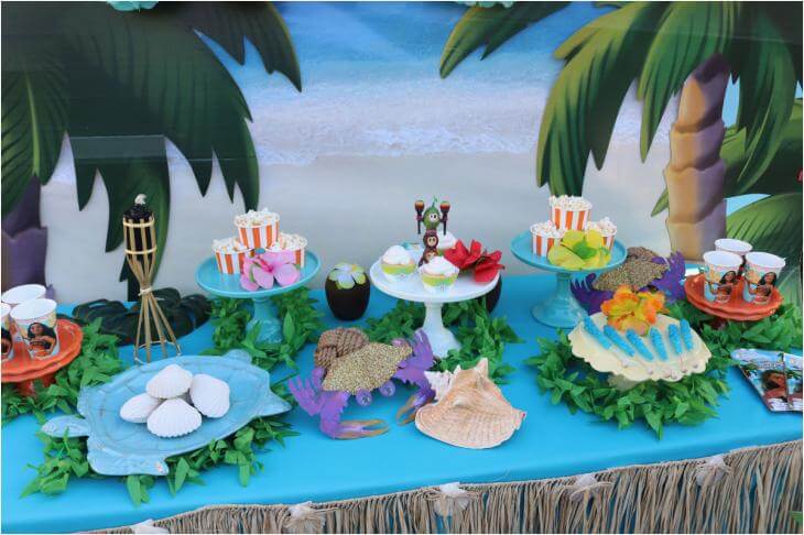Mesa com tema de mar em festa Moana Foto de Interior Magz