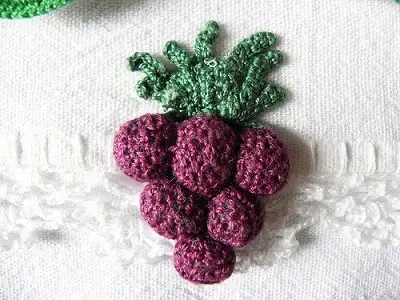 Mini crochê de cacho de uvas em bico de crochê Foto de Essas e Outras