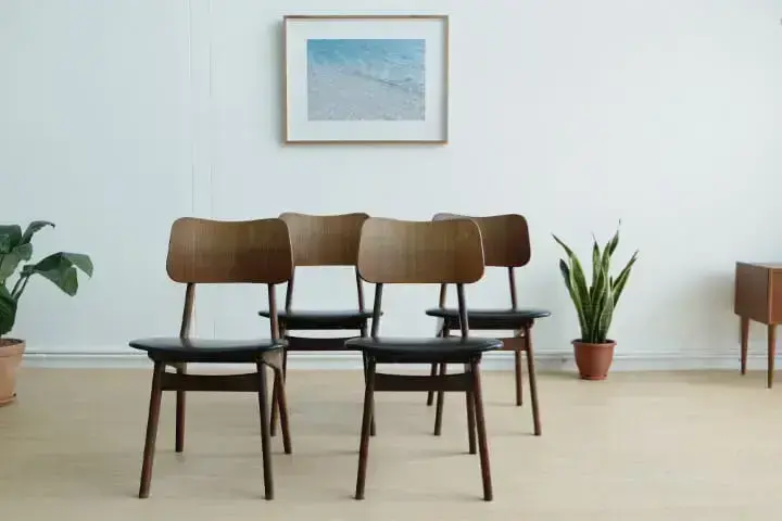 Móveis usados cadeiras de madeira Foto de The Smart Local