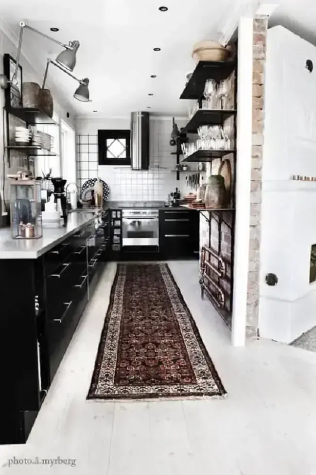 O tamanho do tapete para cozinha se encaixa perfeitamente com o espaço. Fonte: Pinterest
