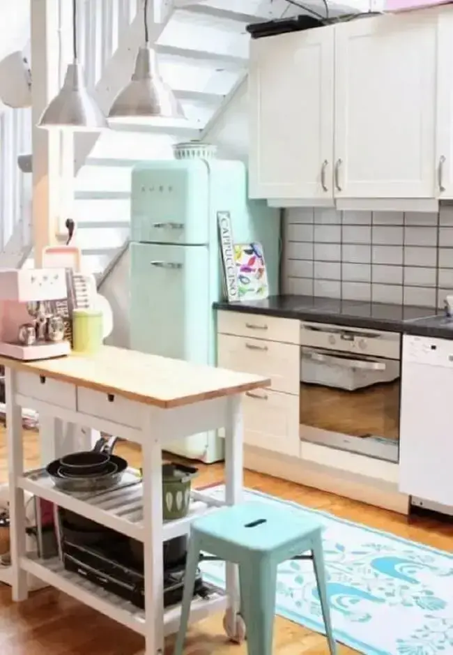 O tapete para cozinha azul se harmoniza diretamente com a geladeira do espaço. Fonte: Pinterest