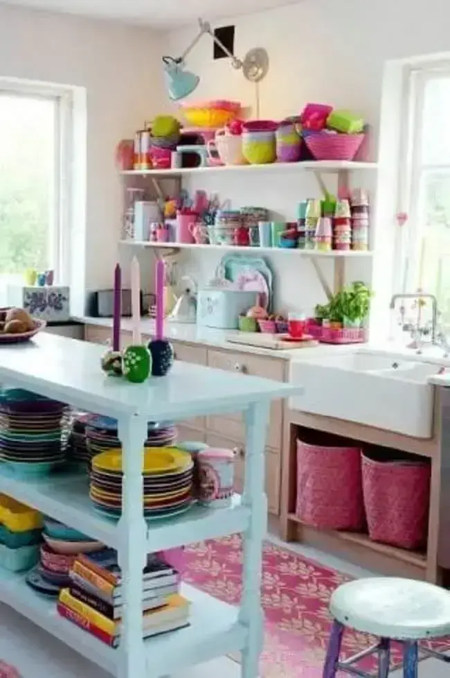 O tapete para cozinha rosa se conecta com a decoração colorida. Fonte: Pinterest