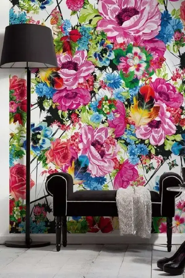 O tecido para parede floral traz texturas e cores para a decoração