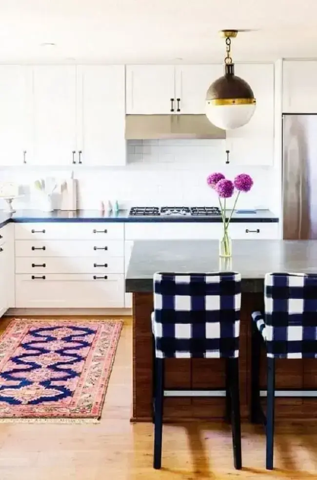 Opte pelo tapete para cozinha colorido e traga alegria para a decoração. Fonte: Pinterest