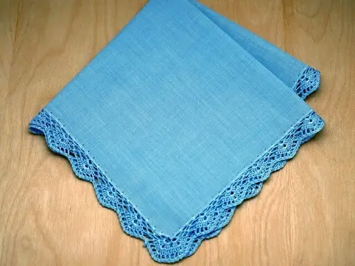 Pano de prato azul com bico de crochê na mesma cor Foto de Bumblebee Linens