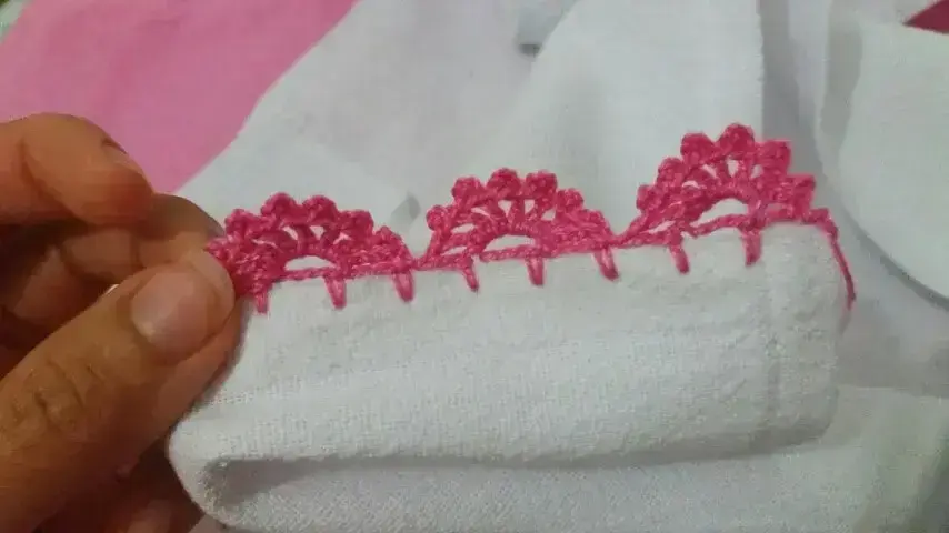 Pano de prato branco com bico de crochê rosa Foto de Helena Gonçalves