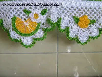 Pano de prato com bico de crochê com detalhes de frutas e flores Foto de Coisas de Vó