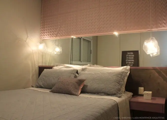 Parede de gesso 3D rosa claro e espelho atrás da cama Projeto de Luiza Montemor