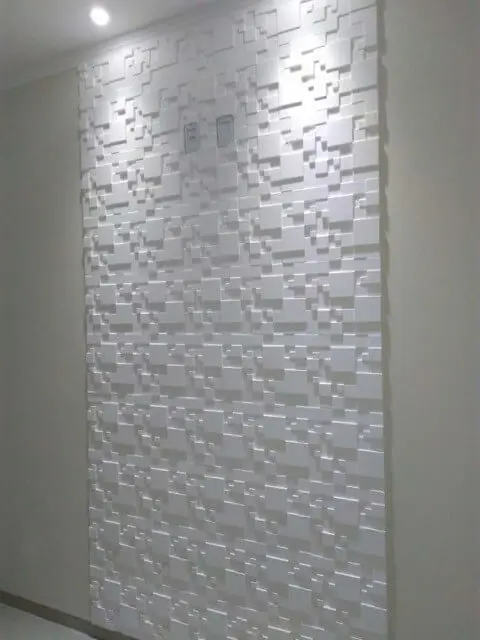 Parte da parede com gesso 3D geométrico e spots Foto de Elo7