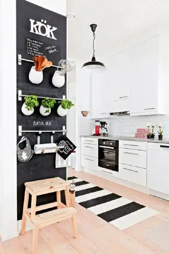 Passadeira listrada decora a cozinha desse imóvel. Fonte: Pinterest