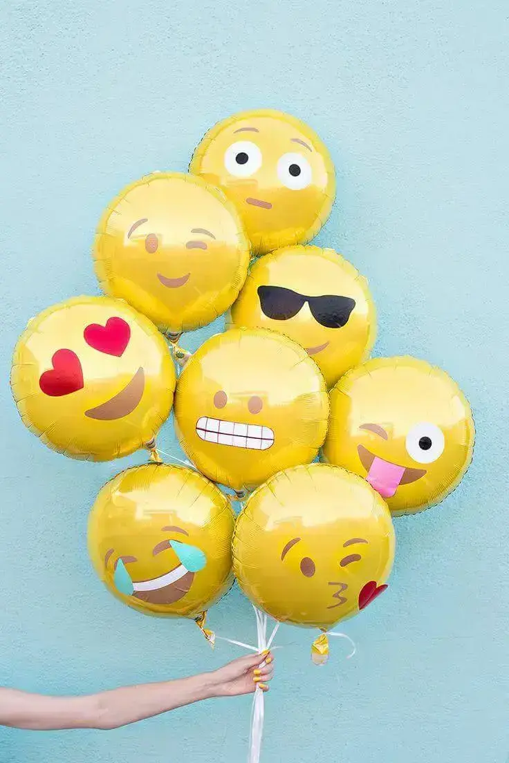 Que tal uma decoração com balões em formato de smiles?