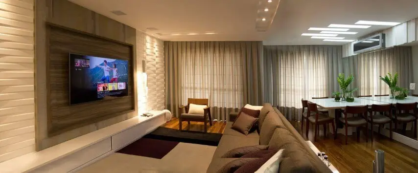 Sala com painel para TV e gesso 3D na mesma parede Projeto de Ofício da Arte