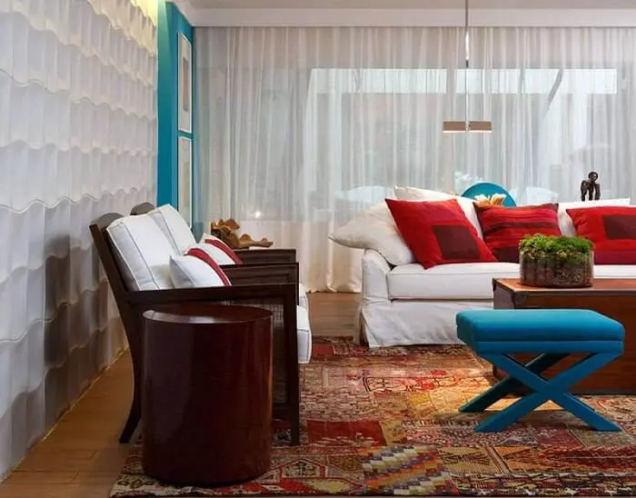 Sala de estar colorida com parede de gesso 3D Projeto de Marília Caetano