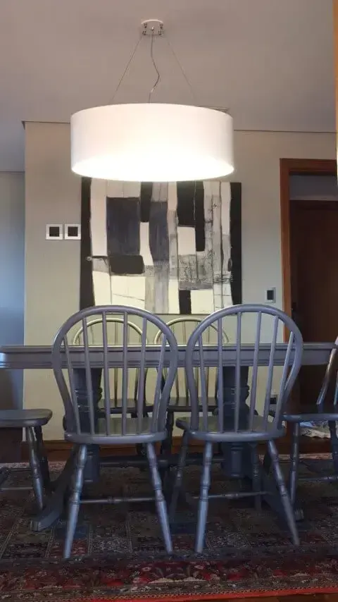 Sala de jantar com móveis usados pintados de cor brilhante Projeto de Daniel Cunha