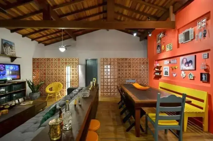 Sala integrada com móveis usados de madeira e coloridos Projeto de Arquitetando Ideias