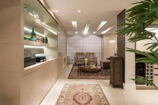 Tapete persa ajuda a compor a decoração de apartamento
