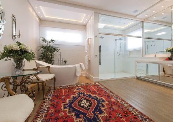 Tapete persa decora sala de banho