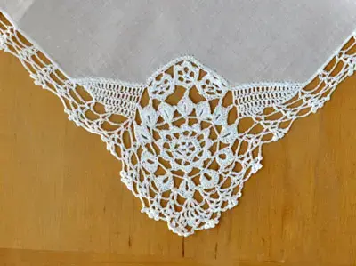 Tecido delicado com bico de crochê detalhado Foto de Bumblebee Linens