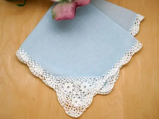 Toalha de mesa azul com bico de crochê branco Foto de Bumblebee Linens