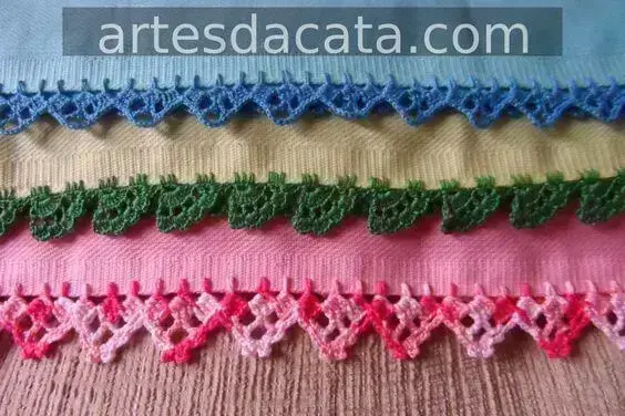 Toalhas com bico de crochê coloridos combinando com a cor das peças Foto de Artes da Cata