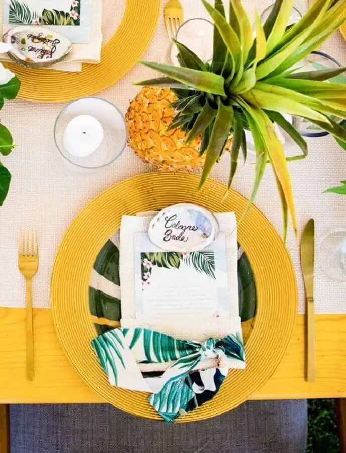 abacaxis e louças douradas para decoração de mesa de festa tropical Foto Pinterest