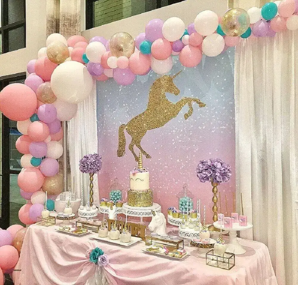 aniversário decorado com painel de balões e unicórnio Foto your trade pubs