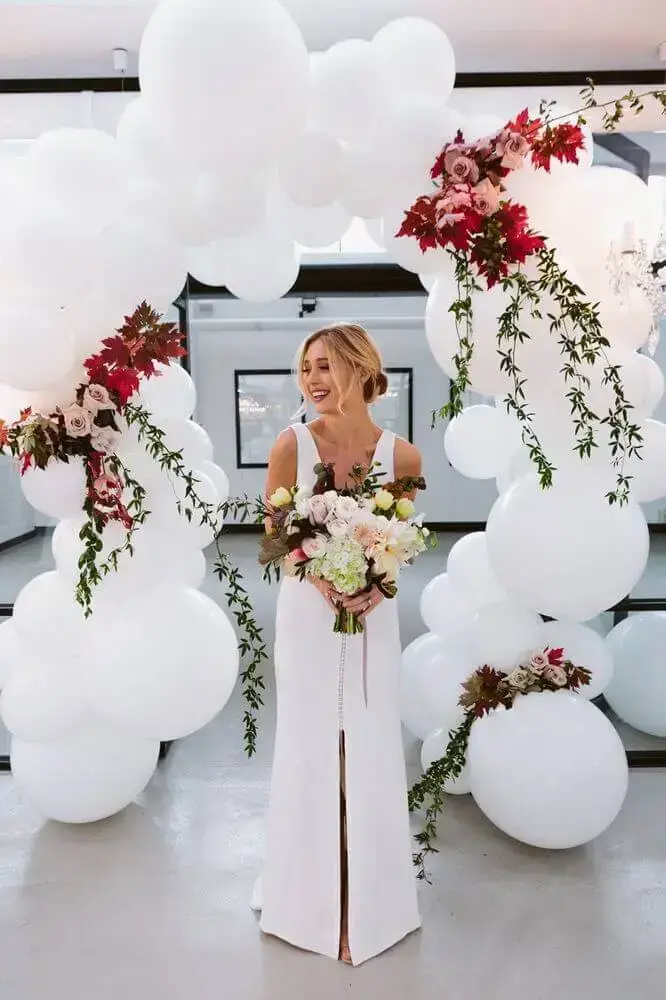 arco de bexigas brancas e arranjos de flores para decoração de casamento Foto Short Hair Girl