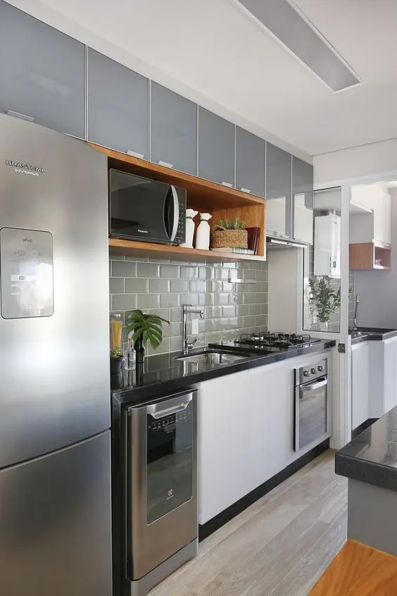 armário de cozinha - armários cinzas em cozinha compacta