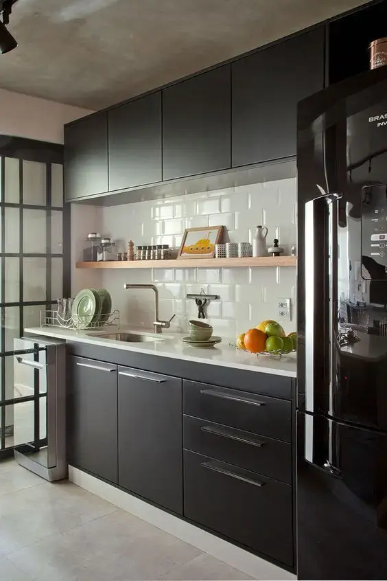armário de cozinha - cozinha com móveis e eletrodomésticos pretos
