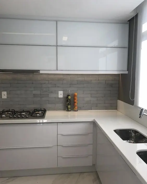 armário de cozinha - cozinha com portas brancas envernizadas