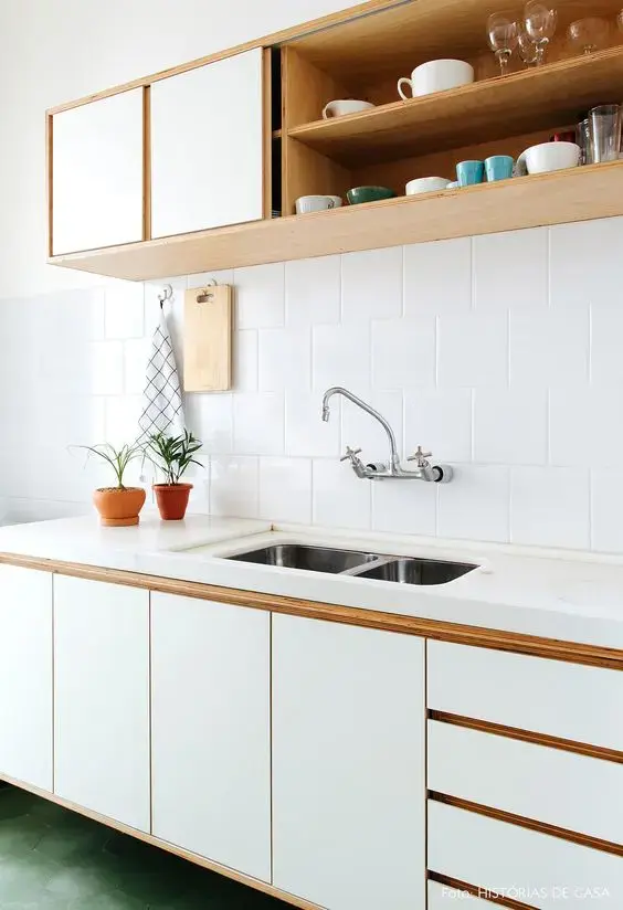 armário de cozinha - cozinha simples com armário de madeira branco