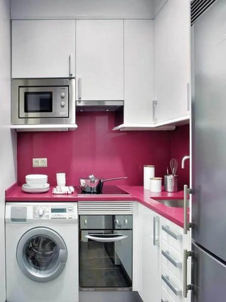 armário para cozinha com lavanderia planejada com bancada rosa e armários brancos Foto Futurist Architecture