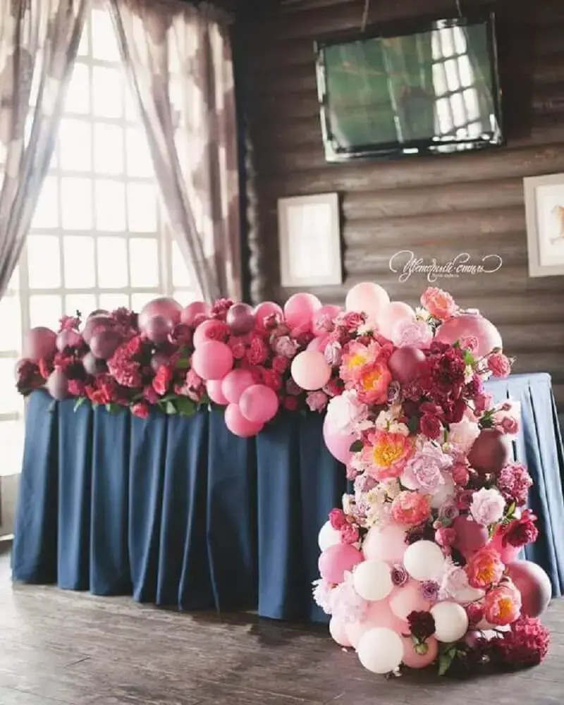 arranjo com flores e balões para decoração de casamento Foto Weddywood