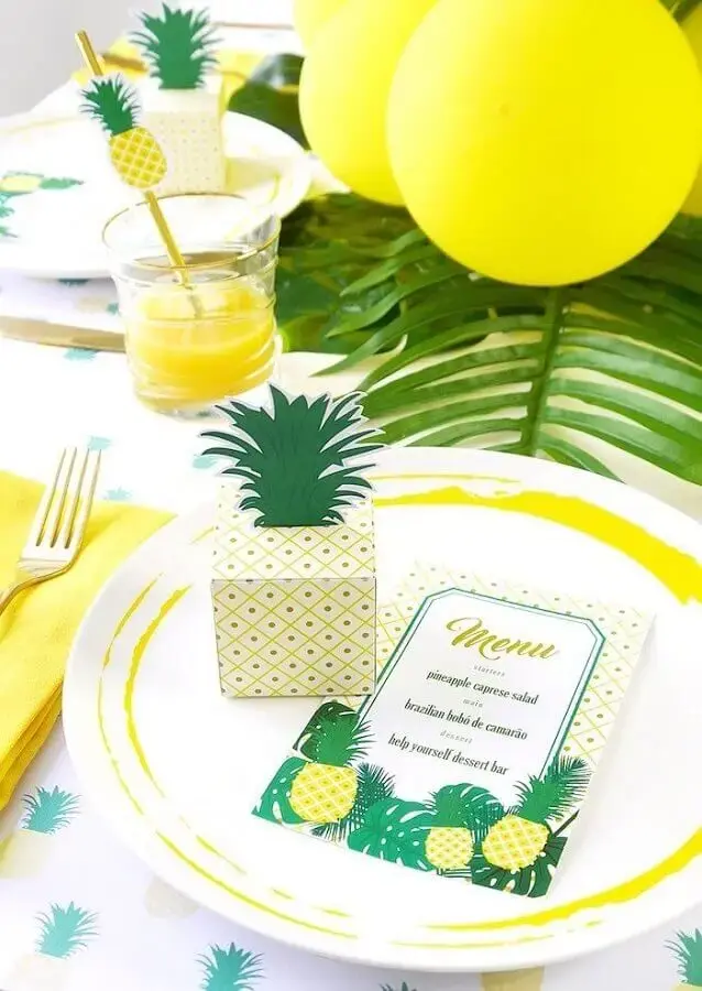balões folhagens e caixinha em formato de abacaxi para decoração de mesa de festa tropical Foto Pinterest