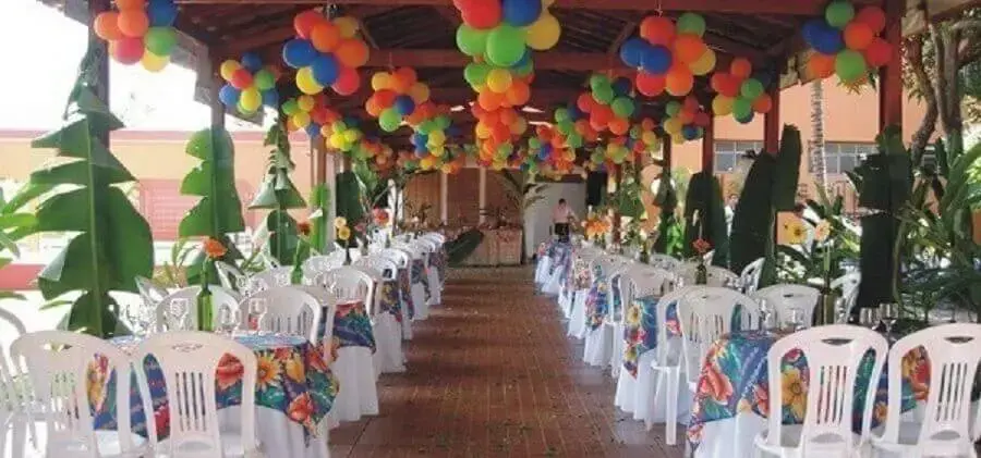 bexigas coloridas e folhagens para decoração de festa tropical simples Foto Decoração e Projetos