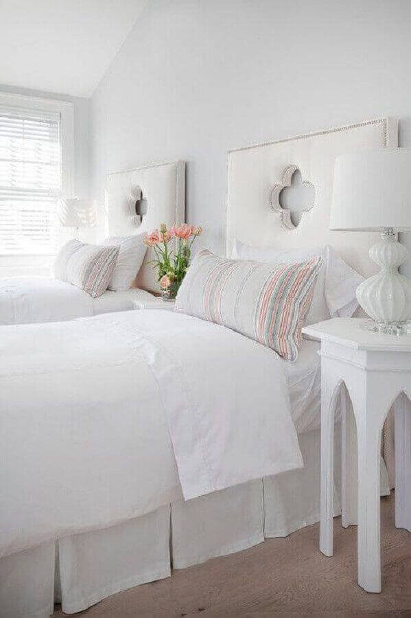 cabeceira estofada solteiro para quarto todo branco decorado com duas camas Foto Pinterest