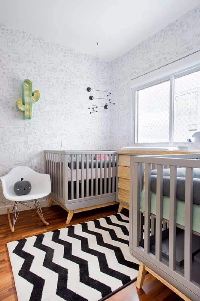 cadeira de amamentação moderna para quarto de bebê decorado com luminária de cactos e tapete preto e branco Foto Pinterest