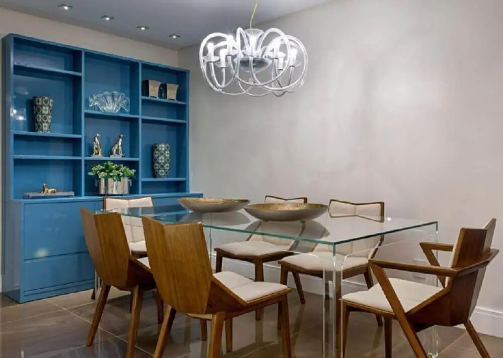 cadeiras modernas para sala de jantar com armário azul e mesa de acrílico Foto Milla Holtz