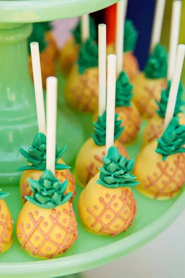 cake pop em formato de abacaxi para decoração de festa tropical Foto Pinterest