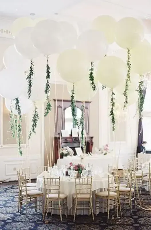 casamento decorado com balões brancos e folhagens Foto Pinterest