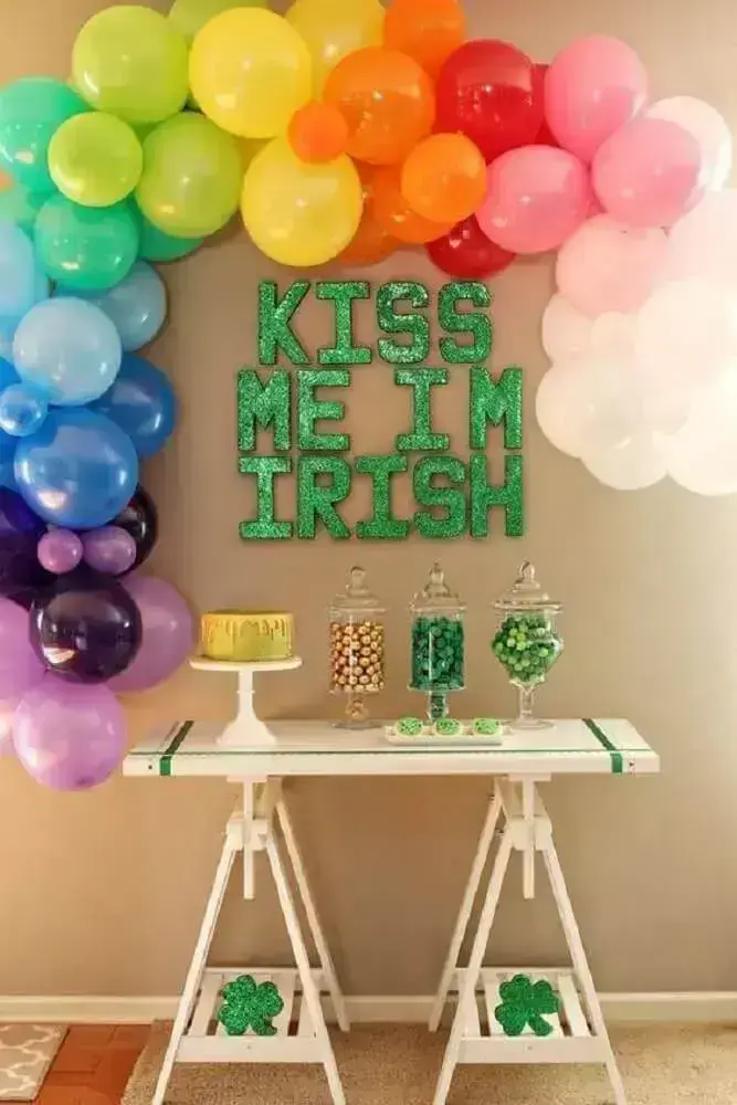 colorida decoração com balões simples Foto Allegro
