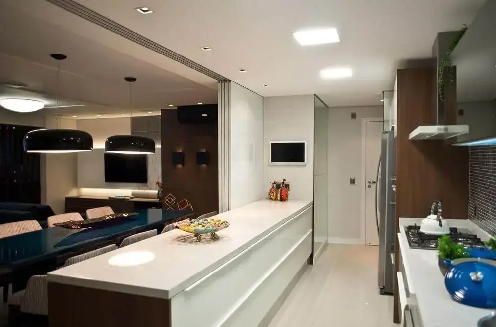 cozinha compacta americana com armários planejados - Foto Archdesign Studio