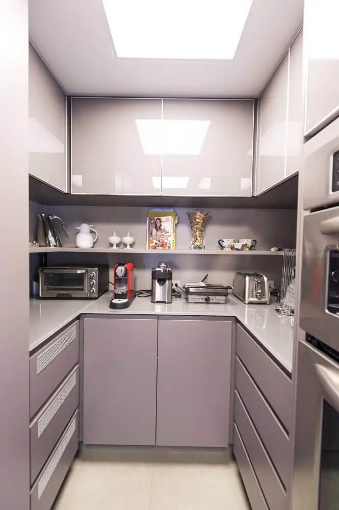 cozinha compacta decorada com armário planejado cinza Foto Carla Cuono Arquitetura e Interiores