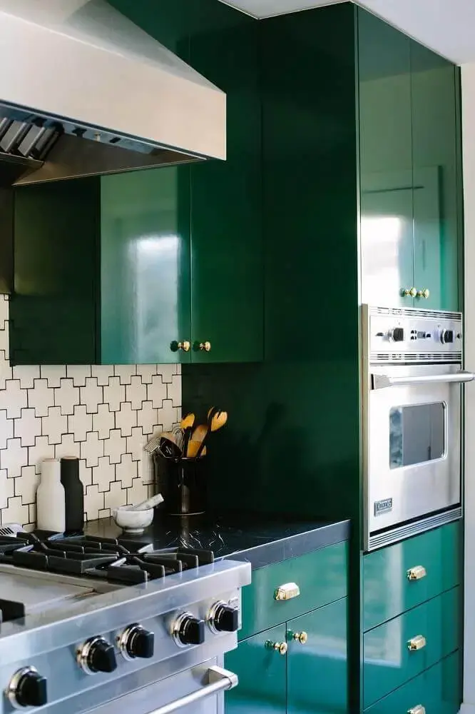 cozinha decorada com móveis laqueados em verde escuro Foto Yandex
