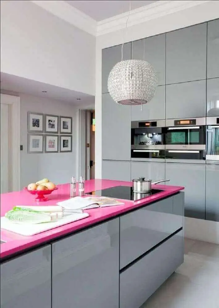 cozinha moderna decorada em tons de cinza e rosa com móveis laqueados Foto Buro 24